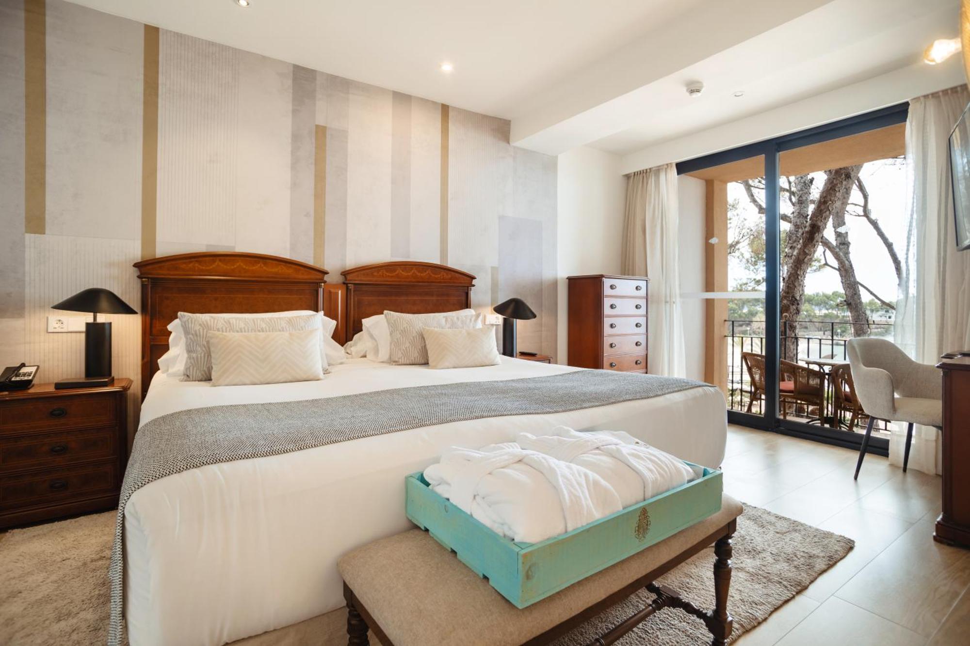 Secrets Mallorca Villamil Resort & Spa - Adults Only Peguera Luaran gambar A bedroom at the hotel