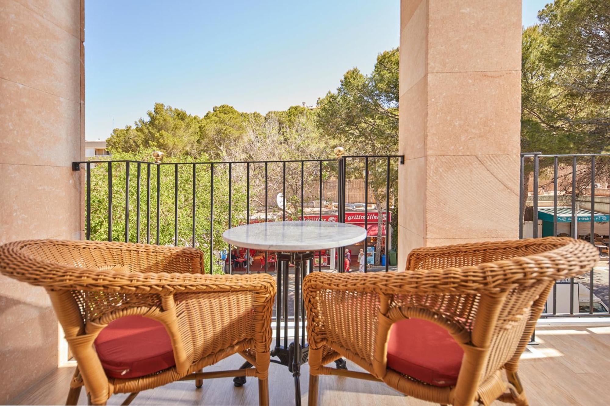 Secrets Mallorca Villamil Resort & Spa - Adults Only Peguera Luaran gambar A balcony at the hotel