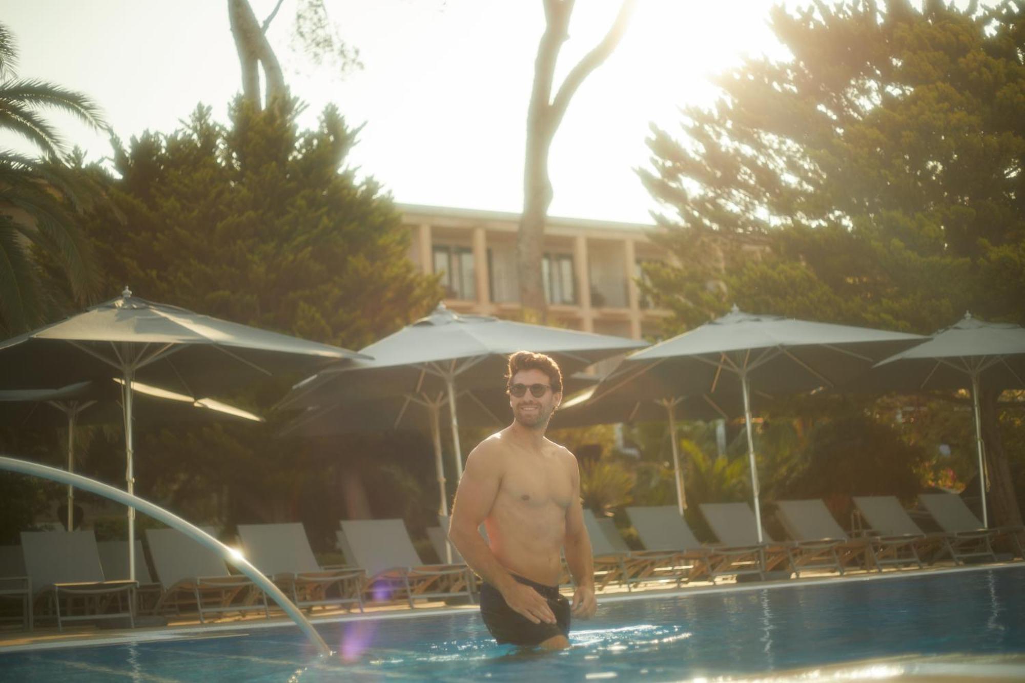 Secrets Mallorca Villamil Resort & Spa - Adults Only Peguera Luaran gambar A man in a swimming pool